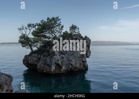 Das Symbol von Brela ist 'Kamen Brela' (Brela Stone), eine kleine Felseninsel direkt neben dem Hauptstrand im Touristenort Brela, dem Punta Rata Strand in Cro Stockfoto