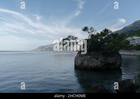 Das Symbol von Brela ist 'Kamen Brela' (Brela Stone), eine kleine Felseninsel direkt neben dem Hauptstrand im Touristenort Brela, dem Punta Rata Strand in Cro Stockfoto