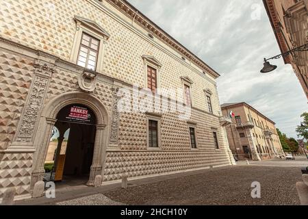 FERRARA, ITALIEN 29 JULY 2020 : Blick auf den Palazzo dei Diamanti in Ferrara in Italien ein berühmtes historisches Gebäude in der italienischen Stadt Stockfoto