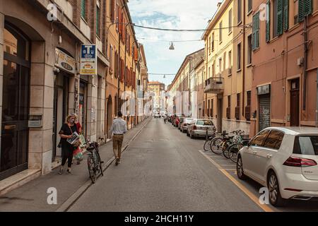 FERRARA, ITALIEN 29 JULY 2020 : Menschen im Straßenleben in Ferrara in Italien Stockfoto