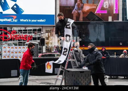 Neujahrstag, der eine lateinamerikanische Tradition ist, an dem Nachtschwärmer Puppen mit Objekten stopfen, die schlechte Erinnerungen darstellen, bevor sie sie in Brand setzen. Die jährliche Veranstaltung, die heute am Dienstag, dem 28. Dezember 2021, von der Times Square Alliance Group veranstaltet wird, begrüßt diejenigen, die den schlechten Erinnerungen aus dem Jahr 2021 ein letztes gutes Rätsel stellen wollen, indem sie sie auf Papier niedergeschrieben und in eine Verbrennungsanlage gelegt werden. New York City, NY USA 28. Dezember 2021 (Foto von Steve Sanchez/Sipa USA). Stockfoto