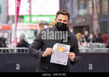 Neujahrstag, der eine lateinamerikanische Tradition ist, an dem Nachtschwärmer Puppen mit Objekten stopfen, die schlechte Erinnerungen darstellen, bevor sie sie in Brand setzen. Die jährliche Veranstaltung, die heute am Dienstag, dem 28. Dezember 2021, von der Times Square Alliance Group veranstaltet wird, begrüßt diejenigen, die den schlechten Erinnerungen aus dem Jahr 2021 ein letztes gutes Rätsel stellen wollen, indem sie sie auf Papier niedergeschrieben und in eine Verbrennungsanlage gelegt werden. New York City, NY USA 28. Dezember 2021 (Foto von Steve Sanchez/Sipa USA). Stockfoto