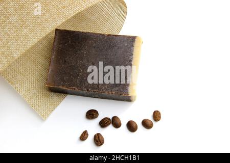 Draufsicht auf verschiedene handgefertigte Seife mit verschiedenen Zutaten in Reihe auf weißer Oberfläche Stockfoto