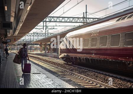 PADUA, ITALIEN 17. JULI 2020: Bahnhof Padua mit Zug und Menschen Stockfoto