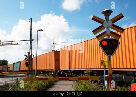 Containerzug an einer Kreuzung im Hafen Göteborg, Schweden Stockfoto