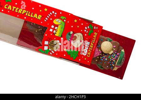 Festlicher Elf Colin die Caterpillar-Torte von M&S auf weißem Hintergrund Stockfoto