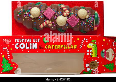 Festlicher Elf Colin die Caterpillar-Torte von M&S aus der Box entfernt auf weißem Hintergrund gesetzt Stockfoto