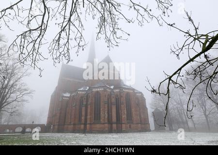 Bad Doberan, Deutschland. 29th Dez 2021. Das Doberan Münster verschwindet im Nebel. Im Norden ist ein Tauwetter einge- setzt. Quelle: Bernd Wüstneck/dpa-Zentralbild/ZB/dpa/Alamy Live News Stockfoto