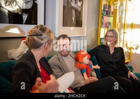 Bjorn Ulvaeus, ABBA, Tilde Bjorfors von der zeitgenössischen schwedischen Zirkusfirma Cirkus Cirkus, und Arid Lindgrens Enkelin Malin Billing sprechen am 16. Dezember 2021 über das Zirkusmusical „Pippi at the Circus“ in Stockholm, Schweden. Foto: Duygu Getiren / TT-Code 12080 Stockfoto