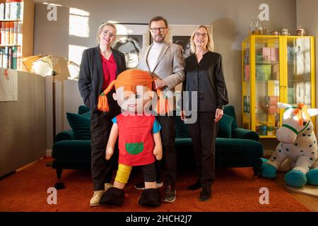 Bjorn Ulvaeus, ABBA, Tilde Bjorfors von der zeitgenössischen schwedischen Zirkusfirma Cirkus Cirkus, und Arid Lindgrens Enkelin Malin Billing sprechen am 16. Dezember 2021 über das Zirkusmusical „Pippi at the Circus“ in Stockholm, Schweden. Foto: Duygu Getiren / TT-Code 12080 Stockfoto