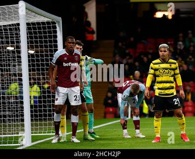 WATFORD, ENGLAND - 28. DEZEMBER: Issa Diop von L-R West Ham United und Cucho Hernandez von Watford während des Premier League-Spiels zwischen Watford und West Stockfoto