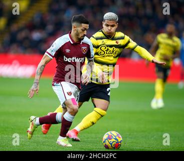 WATFORD, ENGLAND - DEZEMBER 28: L-R West Ham United's Manuel Lanzini und Cucho Hernandez aus Watford während des Premier League-Spiels zwischen Watford und Stockfoto