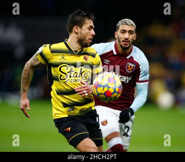 WATFORD, ENGLAND - 28. DEZEMBER: L-R Kiko Femenia von Watford und West Ham United sagte Benrahma während des Premier League-Spiels zwischen Watford und West Stockfoto