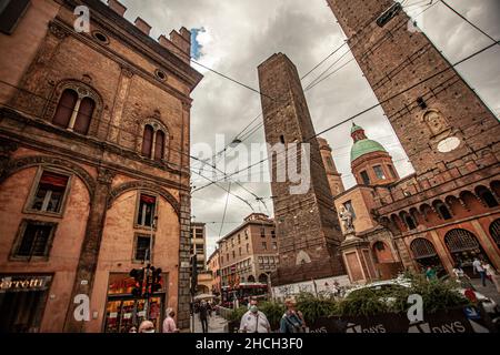 BOLOGNA, ITALIEN 17. JUNI 2020: Asinelli Turm in Bologna, Italien Stockfoto