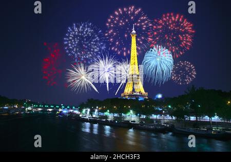 CGI einer Feuerwerksshow auf dem Eiffelturm in Paris Stockfoto