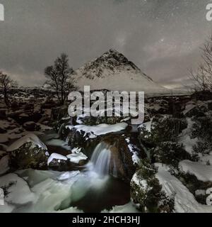 Stob Dearg (der prominente Gipfel auf Buachaille Etive More) der Fluss Coupall und der Nachthimmel an einem winterlichen Tag in Glencoe, Schottland, Großbritannien. Stockfoto