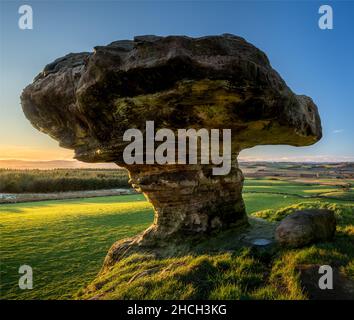 Die Bunnet Stane, oder Bonnet Stone, am Fuße der Lomond Hills in Kinross-Shire, Schottland, Großbritannien. Stockfoto