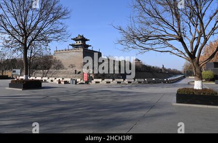 (211229) -- XI'AN, 29. Dezember 2021 (Xinhua) -- das Foto vom 29. Dezember 2021 zeigt eine leere Straße in Xi'an, der Hauptstadt der nordwestlichen chinesischen Provinz Shaanxi. Die Behörden in Xi'an haben ab Montag die Maßnahmen zur Bekämpfung und Prävention von Epidemien verbessert und alle Bewohner aufgefordert, sich in Innenräumen aufzuhalten und Versammlungen zu unterlassen, außer bei Nukleinsäuretests. (Xinhua/Tao Ming) Stockfoto