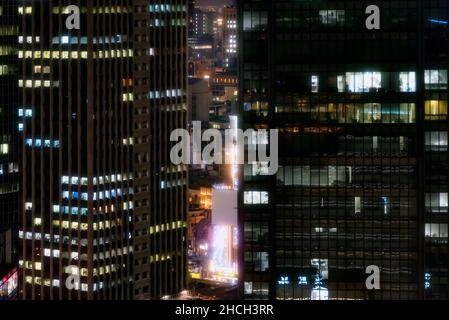 Nahaufnahme der Wolkenkratzer des Umeda-Viertels im Zentrum von Osaka, Japan. Umeda ist ein großes Handels-, Geschäfts-, Einkaufs- und Unterhaltungsviertel Stockfoto