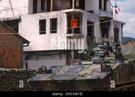 - NATO-Intervention im Kosovo, französischer Marineinfanteriekontrollpunkt auf der Brücke von Mitroviza, die die serbische Seite der Stadt von der albanischen trennt (Juli 2000) - Intervento NATO in Kossovo, Checkpoint della fanteria di Marina francese sul ponte di Mitroviza che divide la zona serba della città da quella albanese (Luglio 2000) Stockfoto