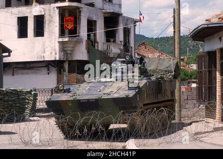 - NATO-Intervention im Kosovo, französischer Marineinfanteriekontrollpunkt auf der Brücke von Mitroviza, die die serbische Seite der Stadt von der albanischen trennt (Juli 2000) - Intervento NATO in Kossovo, Checkpoint della fanteria di Marina francese sul ponte di Mitroviza che divide la zona serba della città da quella albanese (Luglio 2000) Stockfoto