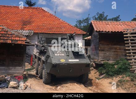 - NATO-Intervention im Kosovo, gepanzerte Fahrzeuge der spanischen Armee in einem Dorf in der Nähe der Stadt Istok (Juli 2000) - Intervento NATO in Kossovo, veicoli blindati dell'esercito spagnolo in un villaggio vicino alla città di Istok (Luglio 2000) Stockfoto