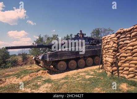 - NATO-Intervention im Kosovo, Kontrollpunkt der deutschen Armee mit einem Panzer Leopard 2 in der Nähe der Stadt Orahovac (Juli 2000) - Intervento NATO in Kossovo, Kontrollpunkt dell'esercito tedesco con un carro armato Leopard 2 presso la città di Orahovac (Luglio 2000) Stockfoto