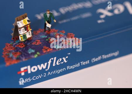 UK, 29. Dezember 2021: Flowflex-Box mit LFT (Lateral Flow Tests) mit einem Model-News-Stand und einem News-Verkäufer. Die Covid-Coronavirus-Pandemie geht weiter. Stockfoto