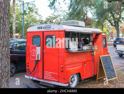 NEW ORLEANS, LA, USA - 18. DEZEMBER 2021: Petite Rouge Coffee Truck auf der Carrollton Avenue Stockfoto