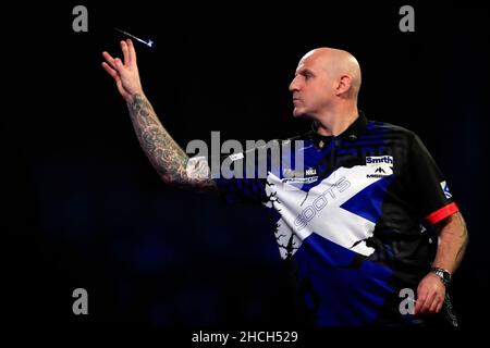 London, Großbritannien. 29th. Dezember 2021; Alexandra Palace, London, England: The William Hill World Darts Tournament; Alan Soutar im Einsatz gegen Jose De Sousa in der Runde 3rd Credit: Action Plus Sports Images/Alamy Live News Stockfoto