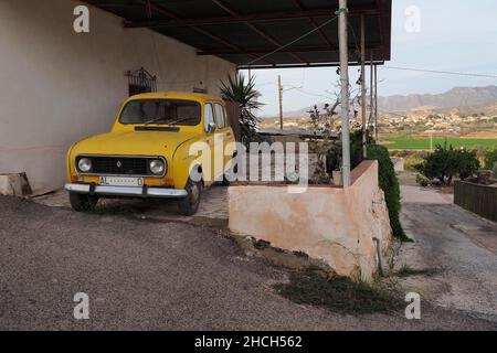 Gelber Renault R4 auf Terrasse vor dem Haus, Grima, Andalusien, Spanien geparkt Stockfoto