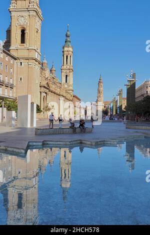 Spiegelung der barocken Basilika del Pilar im Hispanidad-Brunnen (Fuente de la Hispanidad), Zaragoza, Aragon, Spanien Stockfoto