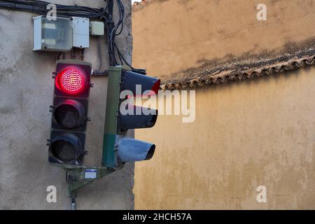 Zwei rote Ampeln an der Hauswand Stockfoto