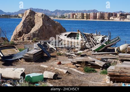 Bootfriedhof auf Felsen am Meer vor der Küstenstadt Aguilas, Murcia, Spanien Stockfoto