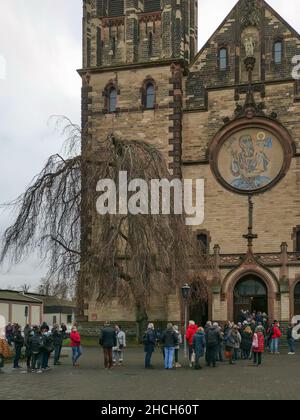 Neuwied, Deutschland - 15. Dezember 2021: Lange Schlange vor einer Kirche, die auf eine Auffrischungsimpfung gegen den Corona-Virus wartet Stockfoto