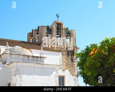 Schöne Kathedrale von Faro, interessante Architektur an der Algarve Küste von Portugal Stockfoto