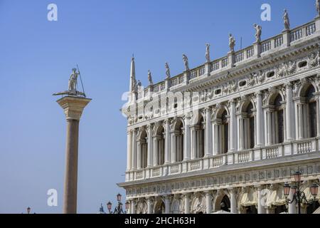 Biblioteca Nazionale Marciana und Columna de San Teodoro, San Marco, Venedig, Provinz Venedig, Italien Stockfoto