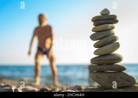 Strand Kieselsteine Pyramide am Meer Stockfoto