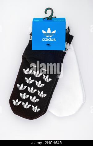 2021: Zwei Paar Socken Adidas auf weiß Stockfoto