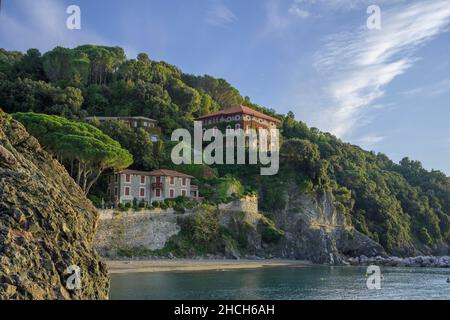 Ansicht der Villen vom Hafenpier, Levanto, Provinz La Spezia, Italien Stockfoto