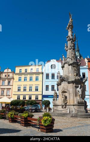 Spätbarocke Säule der Heiligen Dreifaltigkeit und Renaissance- und Barockhäuser auf dem historischen Marktplatz, Friedensplatz, Namesti miru, Jindrichuv Stockfoto