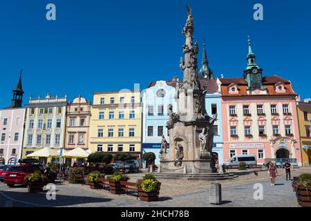 Spätbarocke Säule der Heiligen Dreifaltigkeit und Renaissance- und Barockhäuser auf dem historischen Marktplatz, Friedensplatz, Namesti miru, Jindrichuv Stockfoto