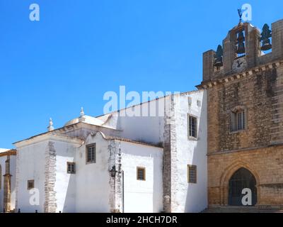 Schöne Kathedrale von Faro, interessante Architektur an der Algarve Küste von Portugal Stockfoto