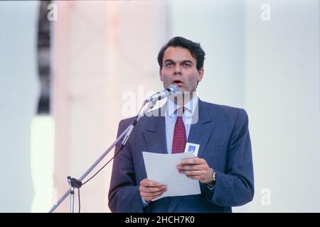 Archiv 80ies: Michel Noir, französischer Politiker und Bürgermeister von Lyon, spricht bei der RPR (Rassemblement pour la République)-Kundgebung für Renovierungen, Rhone, Rhone-Alpen-Region, Frankreich, Juni 1989 Stockfoto