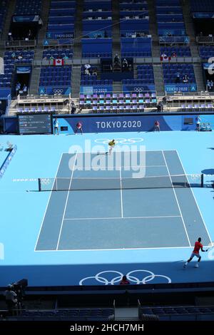 25th. JULI 2021 - TOKIO, JAPAN: Felix AUGER-ALIASSIME aus Kanada (unten) und Max PURCELL aus Australien (oben) bei den Tennis Men's Singles in Aktion Stockfoto