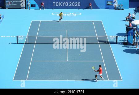 25th. JULI 2021 - TOKIO, JAPAN: Felix AUGER-ALIASSIME aus Kanada (unten) und Max PURCELL aus Australien (oben) bei den Tennis Men's Singles in Aktion Stockfoto
