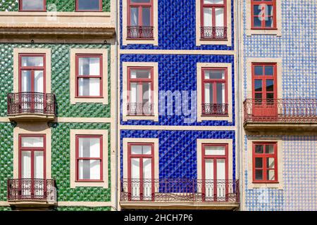 Drei mit typischen bunten Fliesen bedeckte Mieterhäuser in Porto, Portugal Stockfoto