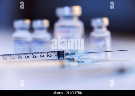 Spritzen und verschiedene Fläschchen mit Impfstoff gegen Corona, Covid-19, Köln, Nordrhein-Westfalen, Deutschland Stockfoto