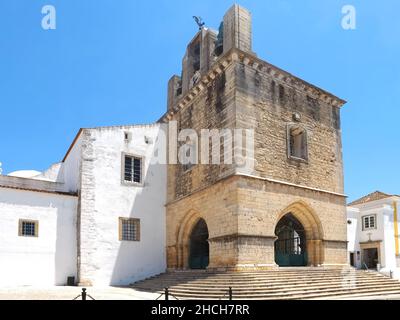 Schöne Kathedrale von Faro, interessante Architektur an der Algarve Küste von Portugal Stockfoto