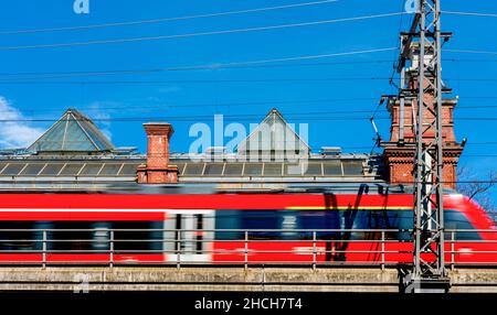 Umzug des ICE-Zuges der Deutschen Bahn am Bahnhof Hakescher Markt, Berlin, Deutschland Stockfoto